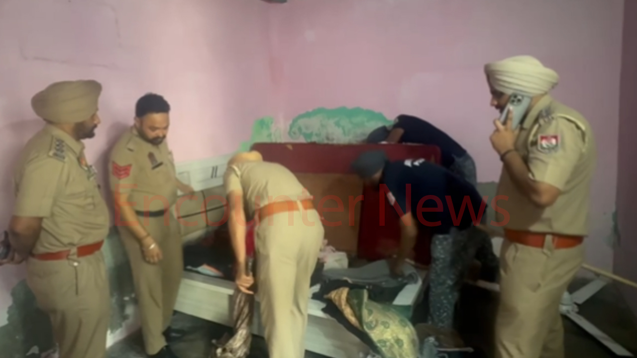 Punjab News: इस इलाके में पुलिस की दबिश, घरों में की तलाशी, देखें वीडियो