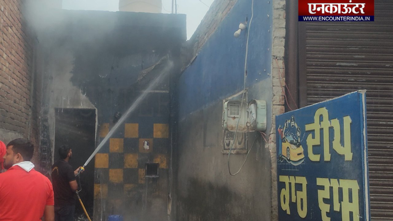 Punjab News: मामूली विवाद के बाद बदमाशों ने दुकान को लगाई आग, देखें वीडियो