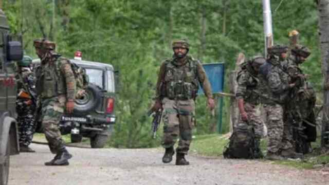 एक्शन मोड़ में आई सेना, 4 आतंकी मार गिराए, एक जवान शहीद