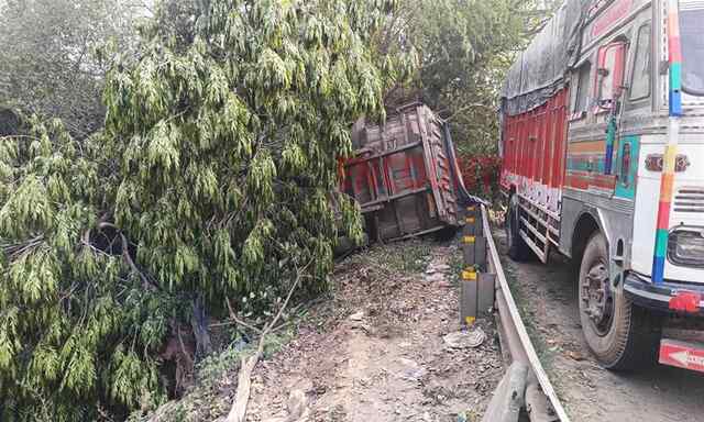 Punjab News: सड़क किनारे पलटा सीमेंट से भरा ट्रक