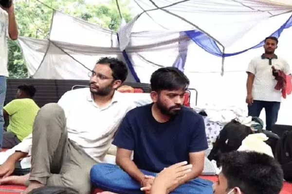 कॉकरोच पार्टी का जंतर-मंतर पर प्रदर्शन शुरू: आज फिर करेंगे संसद मार्च