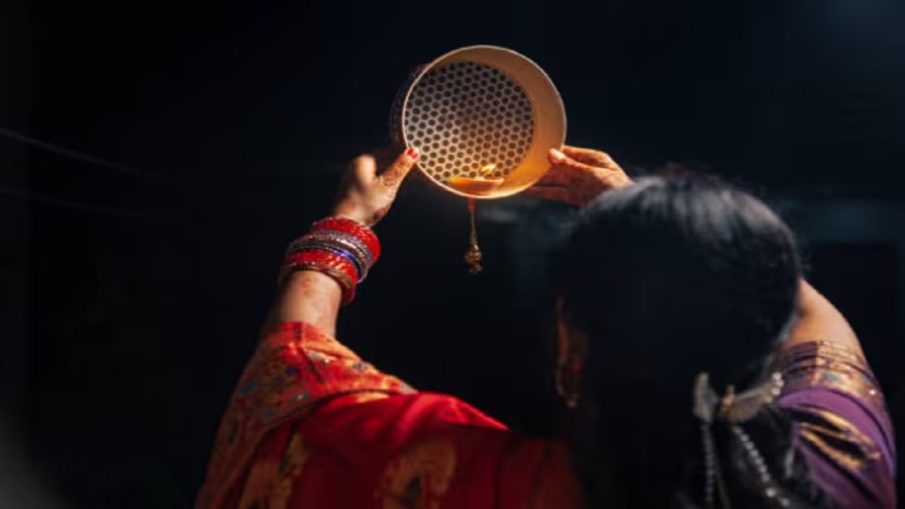 Karva Chauth पर सुहागिनें जरूर करें यह काम, माता पार्वती का मिलेगा आशीर्वाद