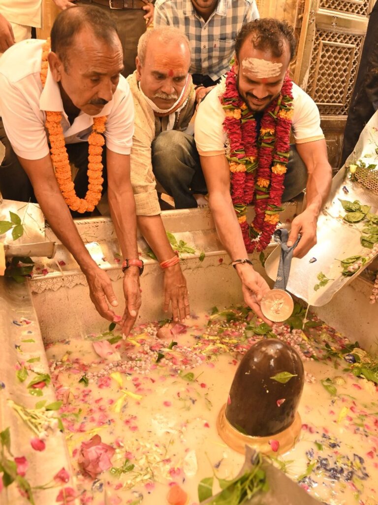 हॉकी खिलाड़ी ललित उपाध्याय ने काशी विश्वनाथ का किया दर्शन