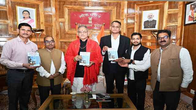 राज्यपाल ने गंगा की सांस्कृतिक और आध्यात्मिक विरासत पर आधारित पुस्तक का विमोचन किया