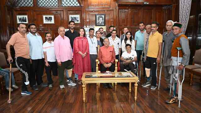 राज्यपाल ने दिव्यांगजनों को कृत्रिम अंग वितरित किए