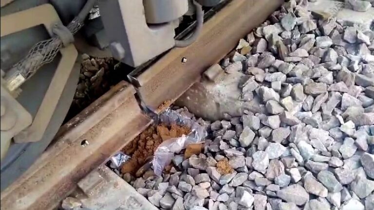 Kerala Express टूटी पटरी से गुजरी, यात्रियों की अटक गई सांस, जमकर किया हंगामा