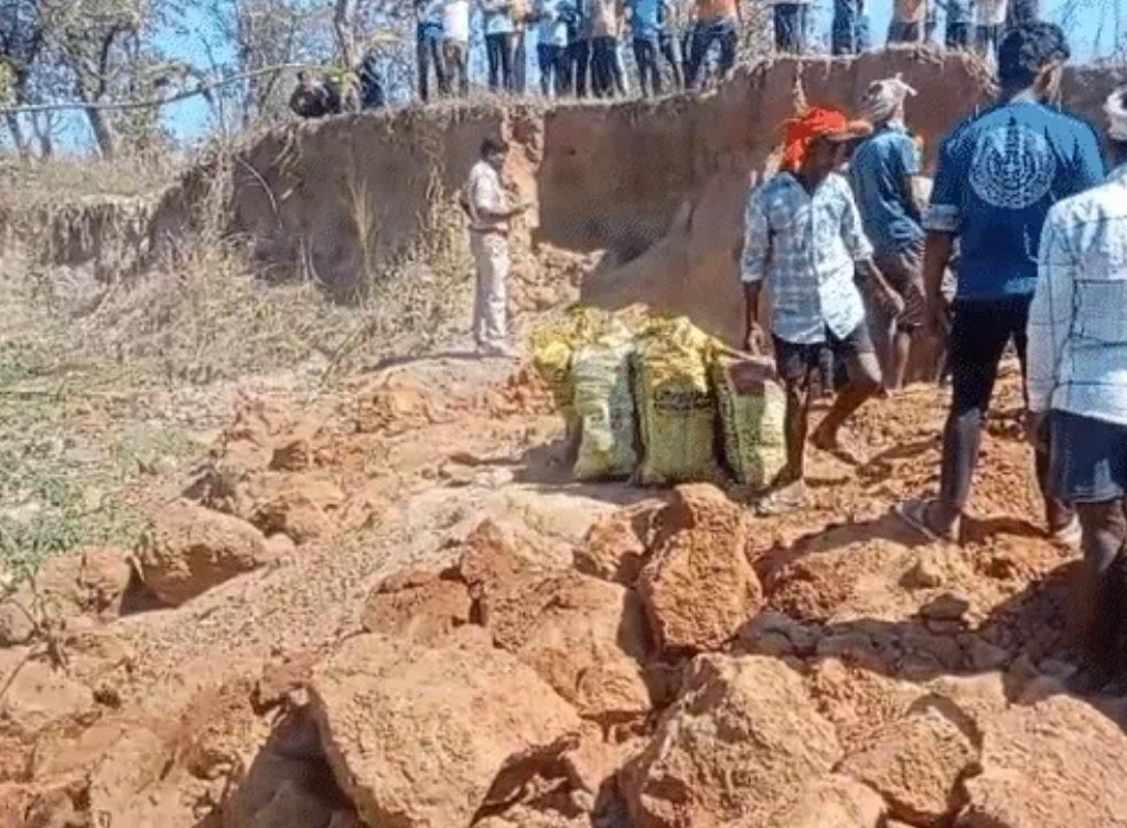 अवैध कोयला खदान में दबे 2 मजदूर, Rescue Operation जारी अवैध कोयला खदान में दबे 2 मजदूर, Rescue Operation जारी