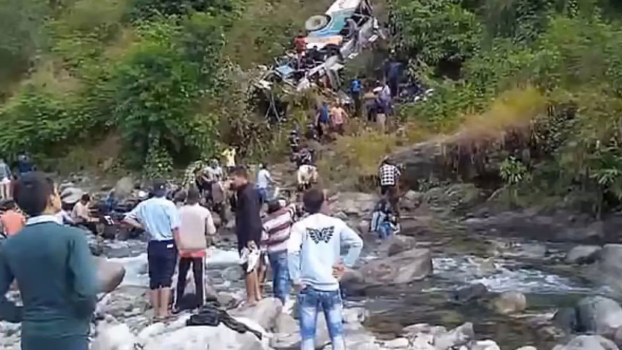 खाई में गिरी यात्रियों से भरी Bus; 15 की मौत, देखें वीडियो