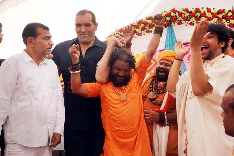 जब The Great Khali ने साधु को चोटी से पकड़कर उठाया, देखकर सब हो गए हैरान, देखें वीडियो