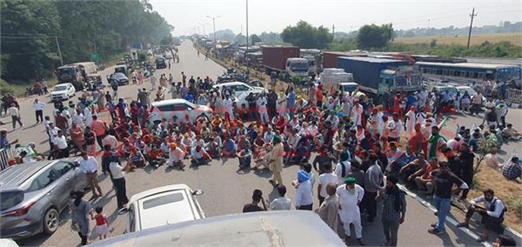 किसानों ने Jalandhar-Ludhiana Highway किया जाम, देखें वीडियो