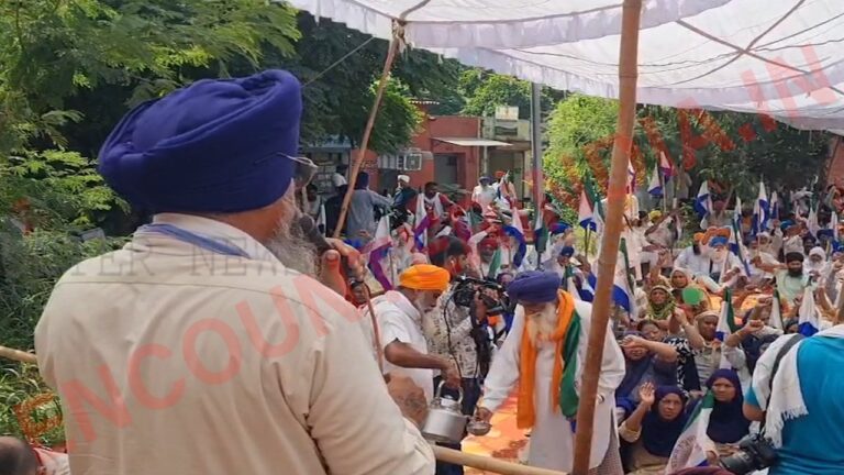 Punjab: किसानो ने डी.सी. दफ्तर के बाहर किया किया रोष प्रर्दशन, देखें वीडियो