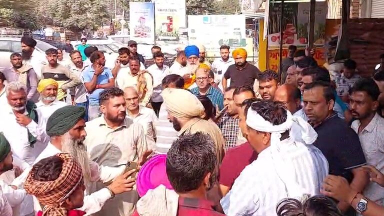 Punjab News: धान की फसल सही न होने पर किसानों ने बीज भंडार के बाहर लगाया धरना, देखें वीडियो