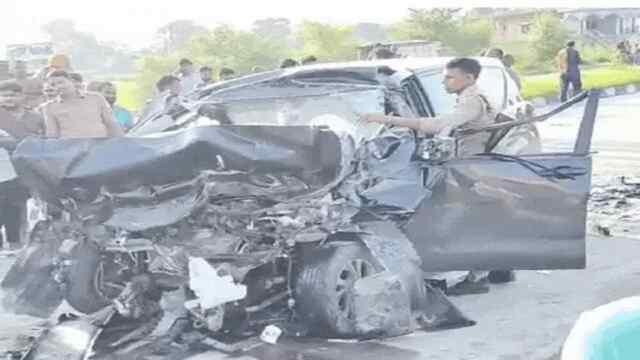 झपकी आने से ट्रेलर से टकराई Innova, कुलपति व उसकी पत्नी की दर्दनाक मौत, गाड़ी बुरी तरह क्षतिग्रस्त