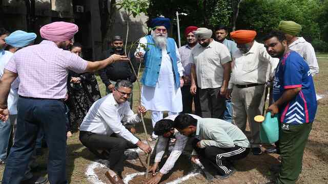 पंजाब विधान सभा के स्पीकर कुलतार सिंह संधवां ने विधान सभा में 40 से अधिक फलदार पौधे लगाए