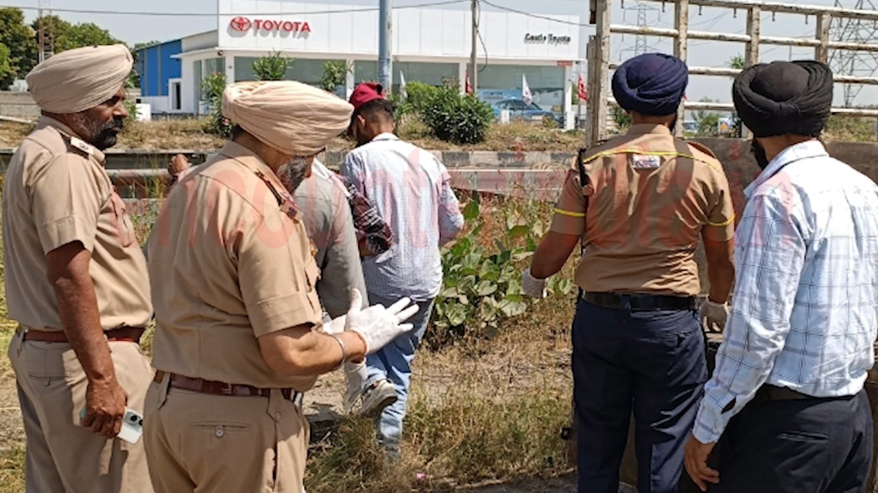 Jalandhar News: Highway पर रेलिंग से टकराया बाइक सवार, मौत, देखें वीडियो