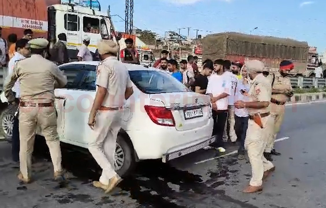 Punjab News: कार और ट्रक की भीषण टक्कर, देखें वीडियो
