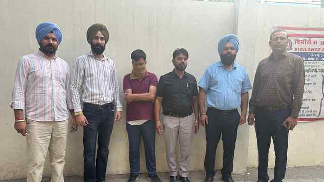 Punjab News: 1,00,000 रुपये की रिश्वत लेते सहायक रजिस्ट्रार रंगे हाथों काबू