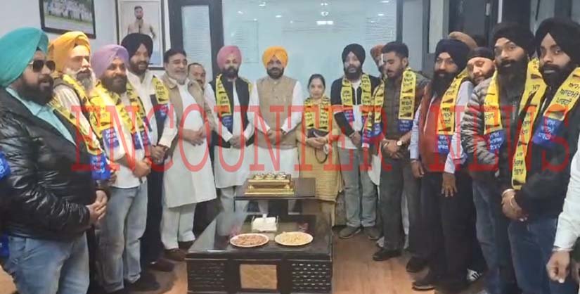 Punjab News: Akali Dal को झटका, पूर्व पार्षद और युवा नेता साथियों सहित AAP Party में हुए शामिल, देखें वीडियो Punjab News: Akali Dal को झटका, पूर्व पार्षद और युवा नेता साथियों सहित AAP Party में हुए शामिल, देखें वीडियो