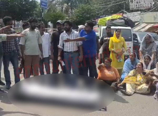 Jalandhar: BJP नेता के खिलाफ परिजनों ने लगाया धरना, देखें Live