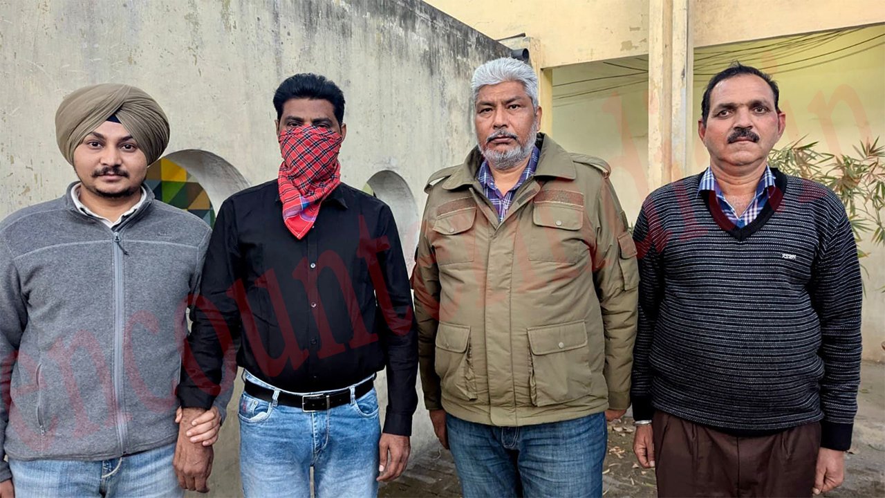 Punjab News: विजिलेंस ने दबोचा फर्जी सरकारी कर्मचारी, देखे वीडियो Punjab News: विजिलेंस ने दबोचा फर्जी सरकारी कर्मचारी, देखे वीडियो