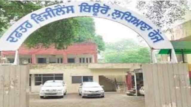 Punjab News: कोर्ट परिसर में 15,000 रुपए की रिश्वत लेते पुलिसकर्मी रंगे हाथों काबू