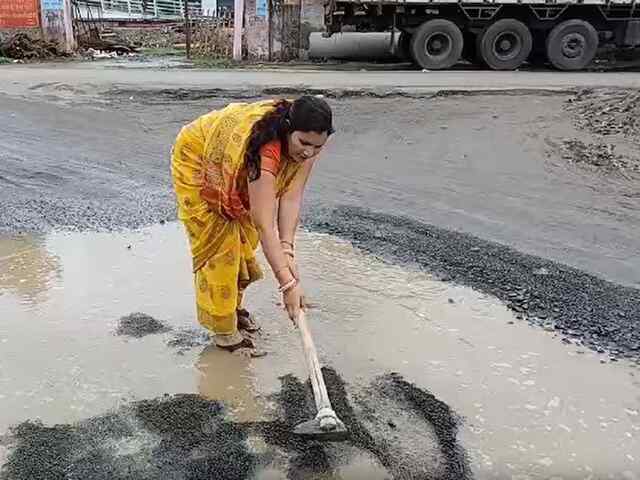 जब किसी ने नहीं सुनी तो महिला पार्षद ने खुद ही भर दिए सड़कों के गड्ढे