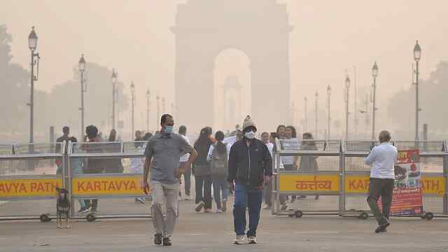 दिल्ली में नहीं कम हो रहा AQI, बच्चों-बुजुर्गों के लिए खतरा बनी जहरीली हवा
