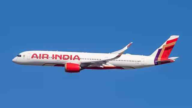 Delhi Airport पर लैंडिंग के दौरान फ्लाइट में लगी आग, बाल-बाल बचे यात्री
