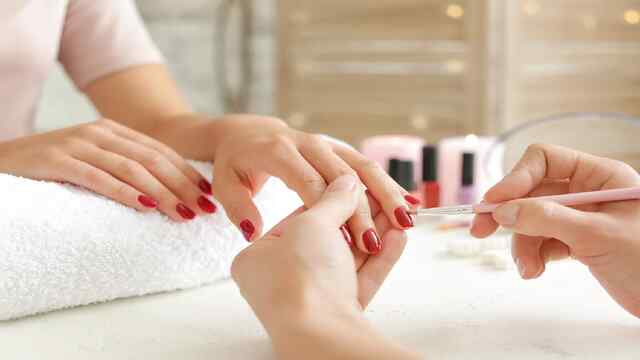 Manicure करवाना पड़ा भारी, नाखूनों से शरीर में गया Dangerous Virus
