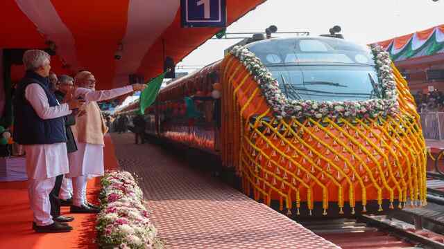 देश को मिली पहली Vande Bharat Sleeper Train, पीएम मोदी ने दिखाई हरी झंडी, देखें वीडियो