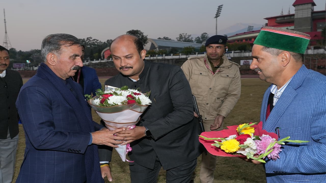 मुख्यमंत्री सुक्खू का स्वागत करते हुए धर्मशाला में उमड़ी भीड़