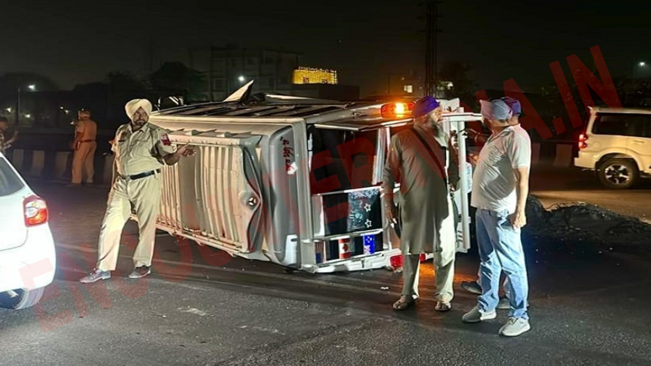 Punjab News: Divider से टकराकर पलटा Tempo Traveller, देखें वीडियो