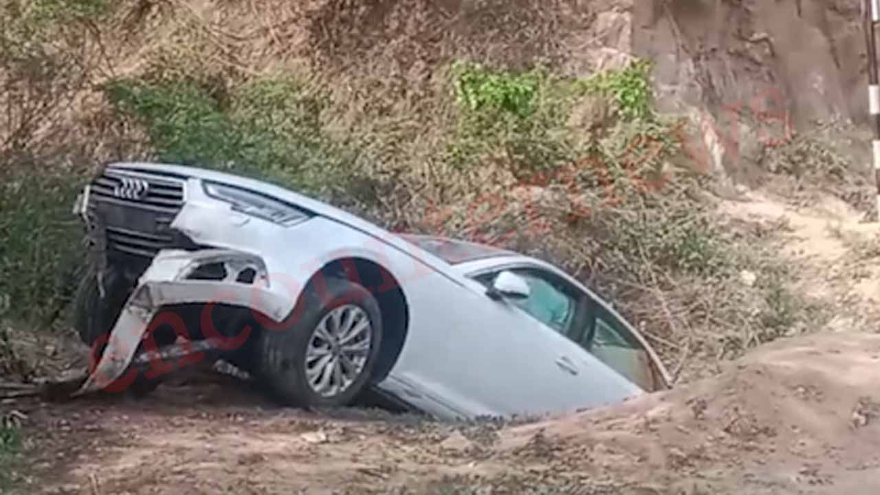 Haryana News: गड्ढे में गिरी Audi Car, बाल-बाल बचा चालक, देखें वीडियो