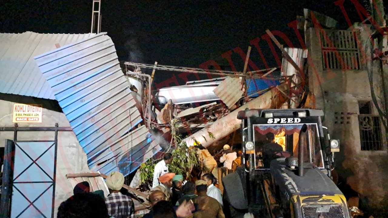 Punjab News: इस इलाके में हुआ Blast, मजदूरों के दबे होने की आशंका, देखें वीडियो