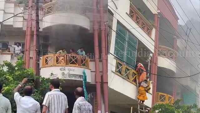 Kirti Krishna Children’s Hospital में लगी भीषण आग, सीढ़ी लगाकर किया रेस्क्यू, देखें वीडियो