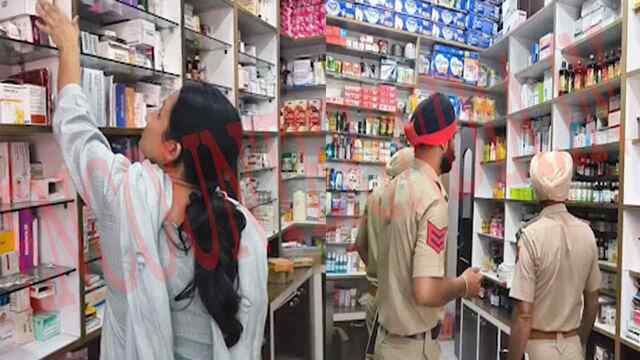 Punjab News: मेडिकल स्टोरों पर ड्रग इंस्पेक्टर ने दी दबिश, जारी किए सख्त निर्देश, देखें वीडियो