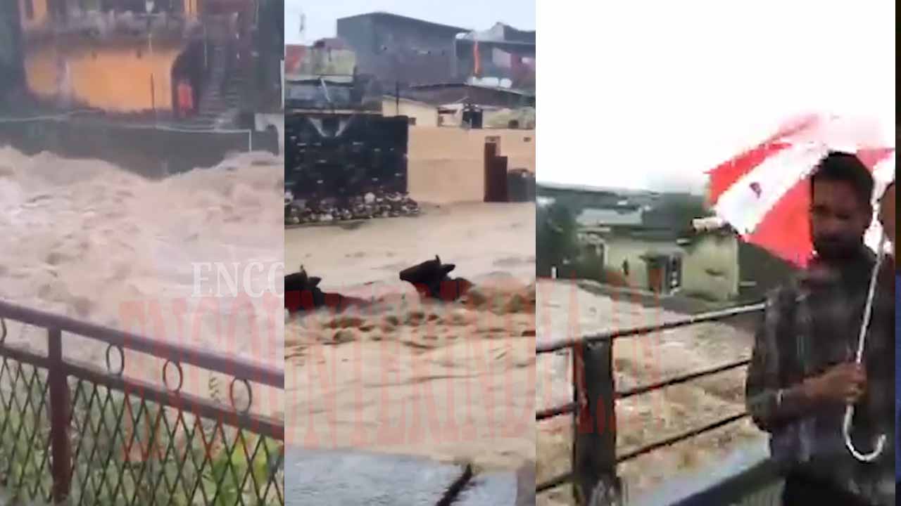 बारिश का कहरः नदी में चालक सहित गिरी JCB, ताश के पत्तों की तरह गिरी इमारत, देखें वीडियो