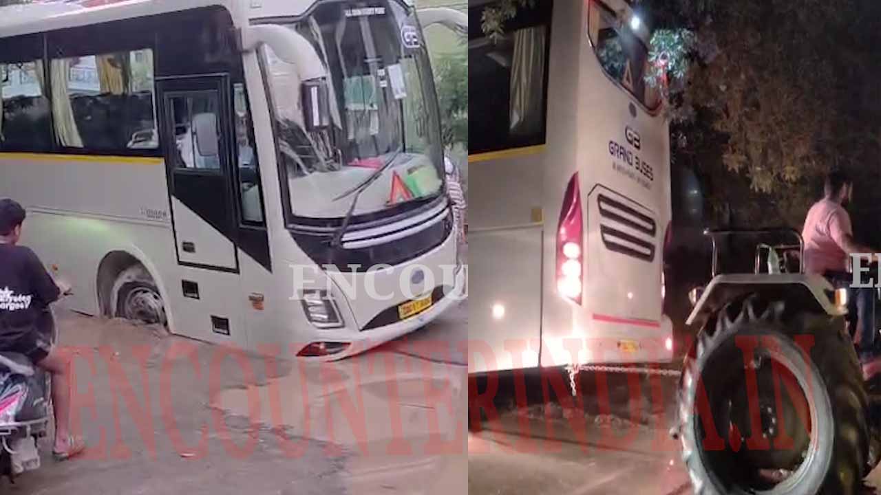 Punjab News: सड़क पर पड़े गड्ढों में धंसी श्रद्धालुओं से भरी बस, देखें वीडियो