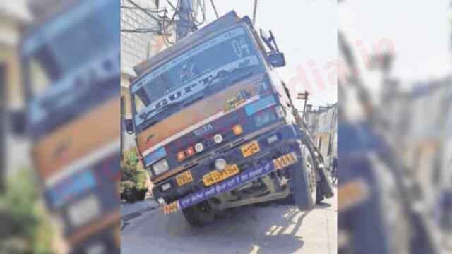 Jalandhar News: टला बड़ा हादसा, सड़क धंसने से पलटने से बचा सीमेंट से लदा ट्रक