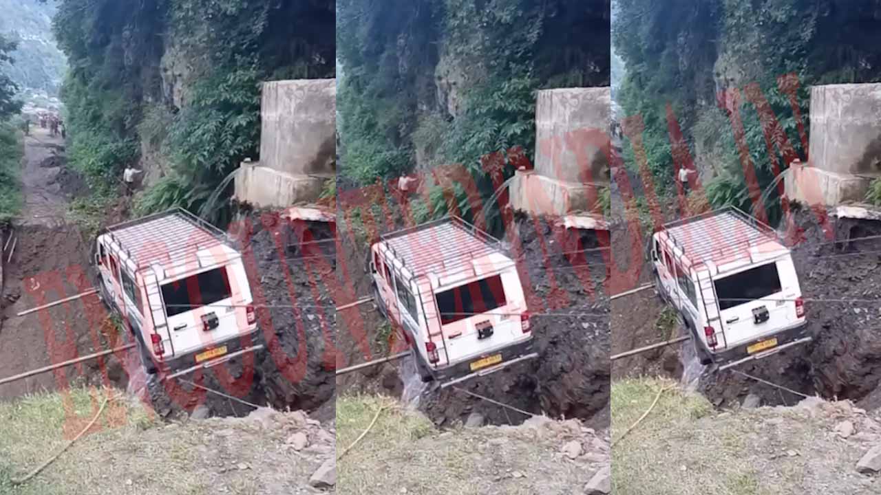 गजब जुगाड़ः सड़क टूटी तो केबल और लोहे की छड़ों से बनाया अस्थायी पुल, एक छोर से दूसरी तरफ पहुंचाई जीप,देखें वीडियो
