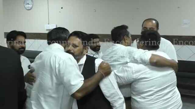 Punjab News: वकीलों ने खत्म की हड़ताल, Court Staff की हुई Transfer, देखें वीडियो Punjab News: वकीलों ने खत्म की हड़ताल, Court Staff की हुई Transfer, देखें वीडियो