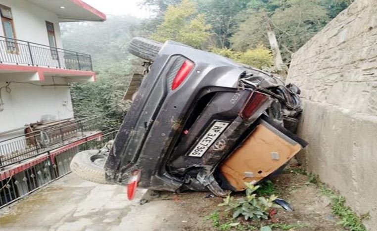 सड़क से फिसलकर घर की छत से आंगन में गिरी कार, 4 युवक गंभीर