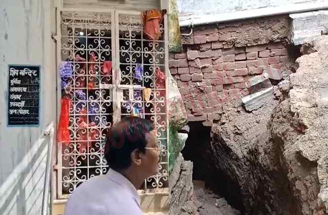 Punjab : शिव मंदिर के पास 15 फीट गहरी जमीन धंसी, देखें वीडियो