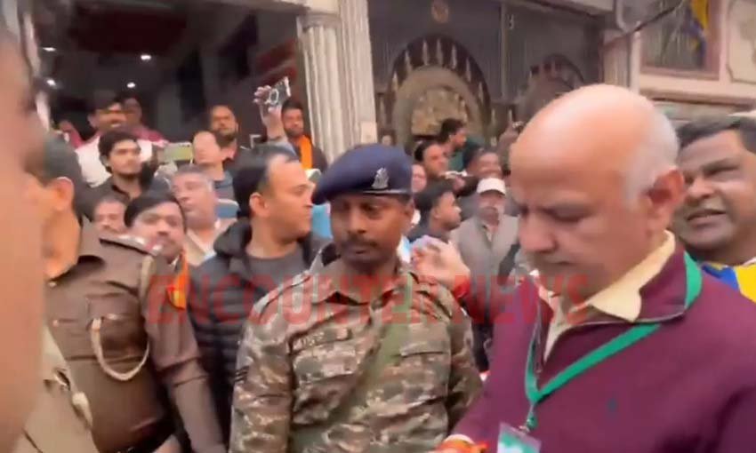 AAP-BJP कार्यकर्ताओं के बीच हुई नोकझोंक, मनीष सिसोदिया की पुलिस से बहस, देखें वीडियो