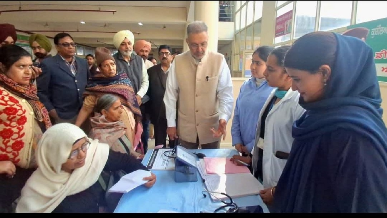 मान सरकार की पहल: बेहतर चिकित्सा सेवाओं के लिए Dr. बलबीर सिंह ने स्वास्थ्य केंद्रों का लिया जायजा