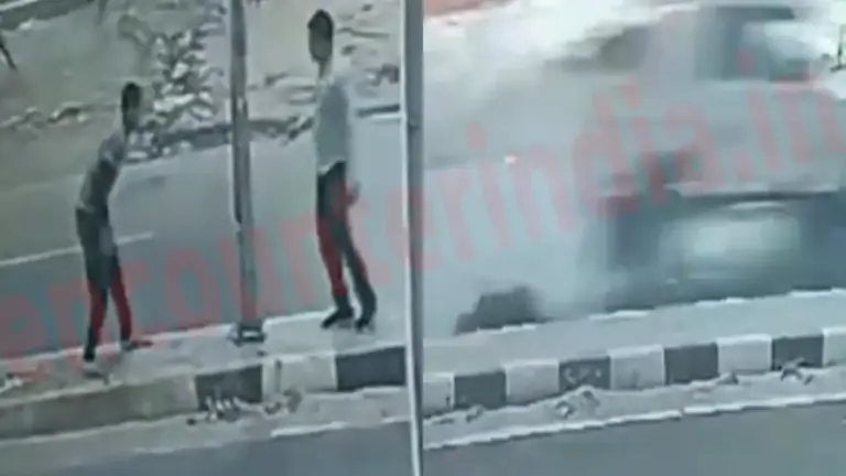 सड़क पर मजाक-मस्ती पड़ी भारी, हुआ हादसा, देखें वीडियो