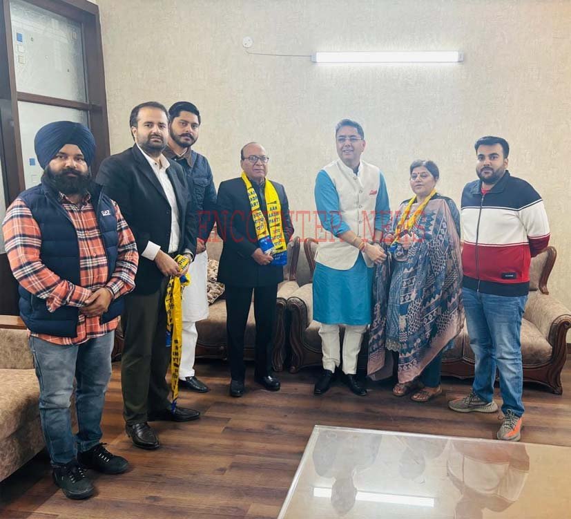 Jalandhar News: कांग्रेस को बड़ा झटका, पूर्व मेयर जगदीश राजा पत्नी सहित आप पार्टी में हुए शामिल
