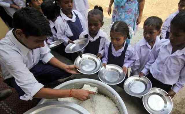 मिड-डे मील खाने में मिली छिपकली, 14 बच्चे बीमार