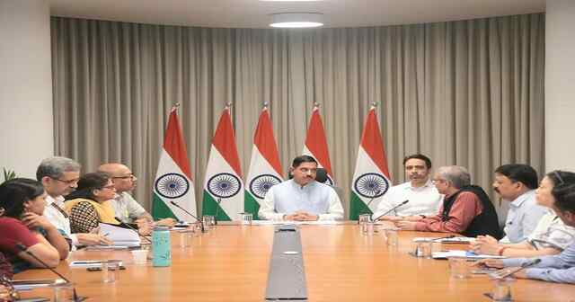 प्रह्लाद जोशी ने ली अधिकारियों की बैठक, NEET-UG परीक्षा में हो सकता बड़ा बदलाव