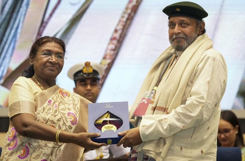 National Film Awards : मिथुन चक्रवर्ती को दादा साहब फाल्के पुरस्कार से किया गया सम्मानित National Film Awards : मिथुन चक्रवर्ती को दादा साहब फाल्के पुरस्कार से किया गया सम्मानित